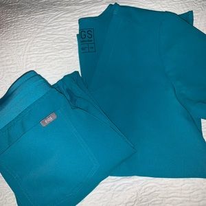 Figs scrubs, jogger bottoms petite, two pocket scrub top